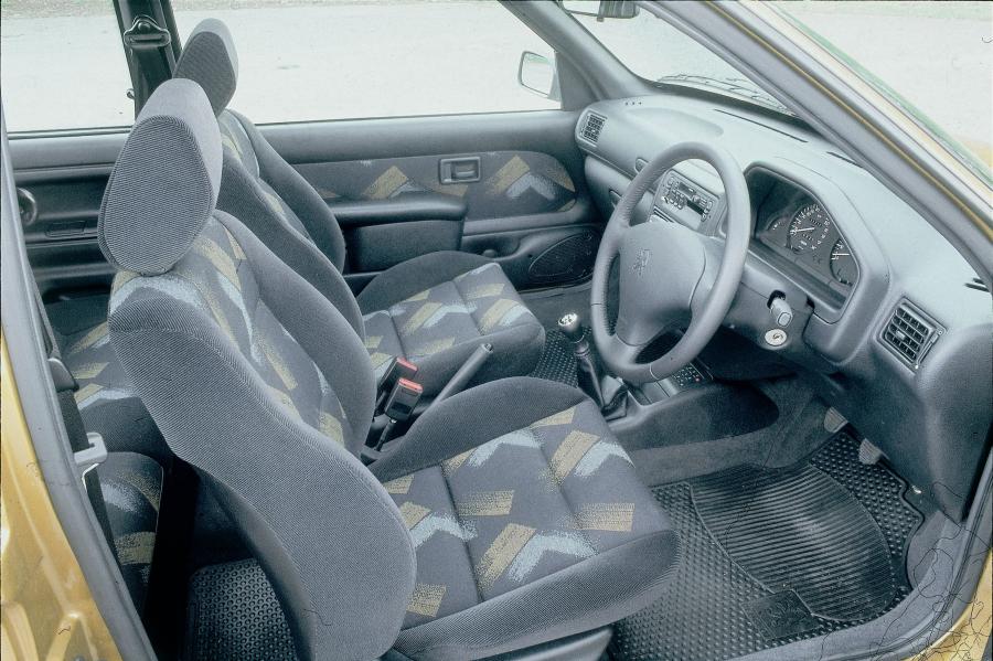 Интерьер Peugeot 106 GTI 1996 года  (UK) (фото 4 из 4)